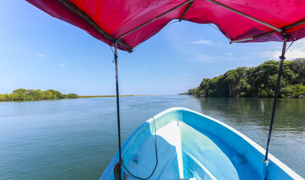 vista dede lancha en playa de chiapas
