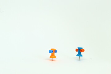 Naklejka premium orange and blue dolls made with pushpins
