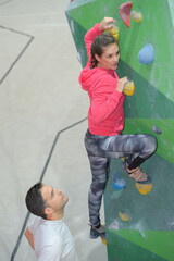 Fototapeta premium couple climbing up the wall