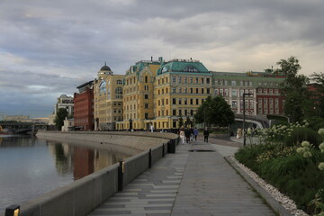 Fototapeta premium View of the walking area along Moscow river in Moscow