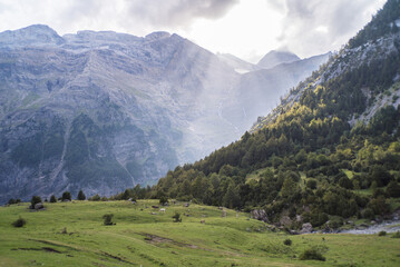 Rayos de luz en el valle de Pineta, Pirineo de Aragón, España