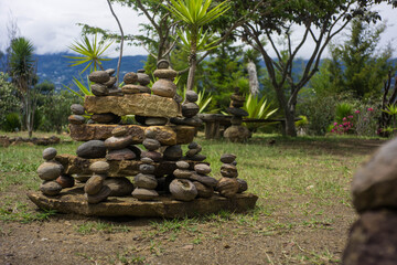 Piedras amontonadas en jardín formando un símbolo