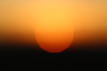 puesta de sol desenfocada con tonos calidos anaranjados