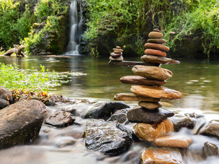 Piedras en equilibrio en la orilla de un río.