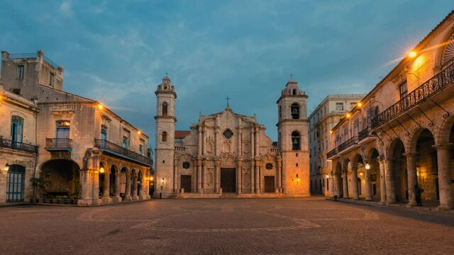 WS T/L ZI Town square with Catedral de San Cristobal / Havana, Cuba