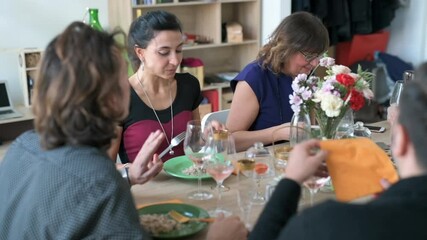 MS SELECTIVE FOCUS Friends eating dinner and talking / Milan, Italy