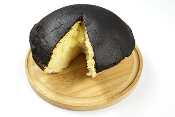 gâteau tourteau fromagé sur un fond blanc