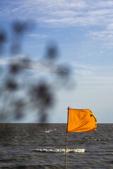 Bandera amarilla en la playa