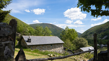 Fototapeta na wymiar stone and slate cottage between mountains.