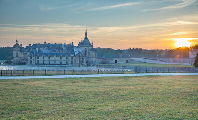 Le Château de Chantilly au lever du soleil
