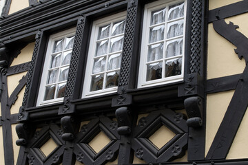 Fototapeta na wymiar Linz am Rhein, Fachwerkhaus, Detail mit Fenstern