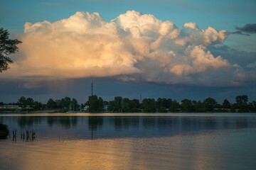 Naklejka premium Beautiful magnificent clouds at sunset in the sky