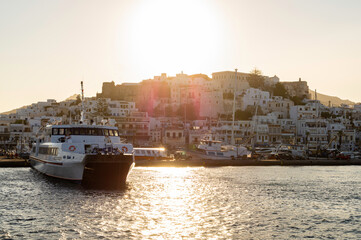 Obraz premium View of the historic center of Naxos elevated above the harbor profile in the early morning, Naxos, Cyclades, Greece