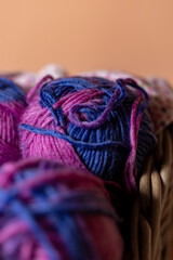 Detalle de ovillo de lana en cesta de mimbre