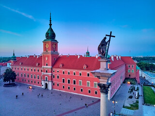 Obraz premium Beautiful panoramic aerial drone view on Warsaw Old town (POL: Stare Miasto) - the oldest district of Warsaw (13th century), Royal Castle, square and the Column of Sigismund III Vasa at sunset, Poland