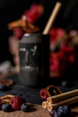 Coctelería tiki con flores tropicales de fondo