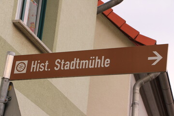 Wegweiser zur Historischen Stadtmühle im Zentrum von Allstedt in Sachsen-Anhalt
