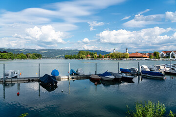 Obraz premium D, Bodensee, Lindau, Blick vom Bahndamm auf den bodensee mit Motorbooten und der Insel Lindau im Hintergrund (Inselhalle, St. Stephan, Münster, Seebrücke)
