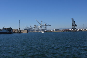 Fototapeta na wymiar Super Post Panamax cranes at the Port of Oakland. The giant cranes at the apex are roughly the height of a 24 story building and can weigh 1600 to 2000 tons each.