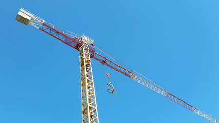 Cantiere edile in primavera - gru e ponteggio