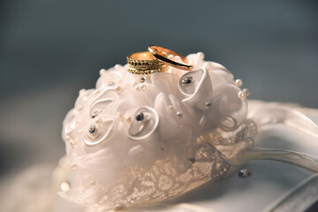 wedding rings on the bride's bouquet