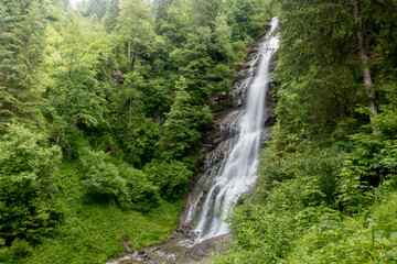 Fototapeta na wymiar Hoher Wasserfall in herrlicher grüner Natur
