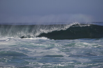 Ola en la ciudad con el mar azul