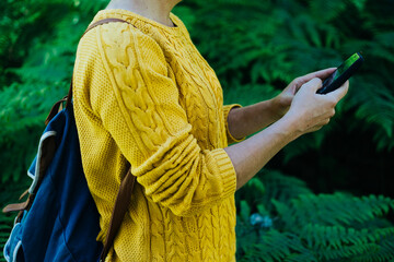 mujer en el monte con telefono y auriculares