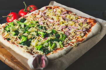 Surowa domowa pizza  przygotowana do pieczenia
