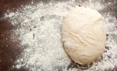 Bochenek chleba posypany mąką przygotowany do pieczenia - obrazy, fototapety, plakaty