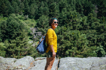 mujer en el monte con camara de fotos