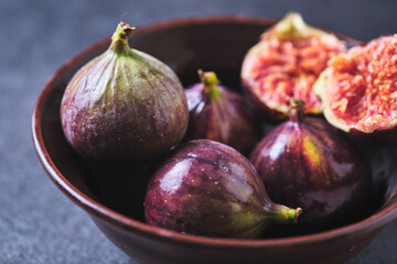 Fresh ripe figs in a bowl close-up.