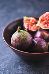 Fresh ripe figs in a bowl close-up.