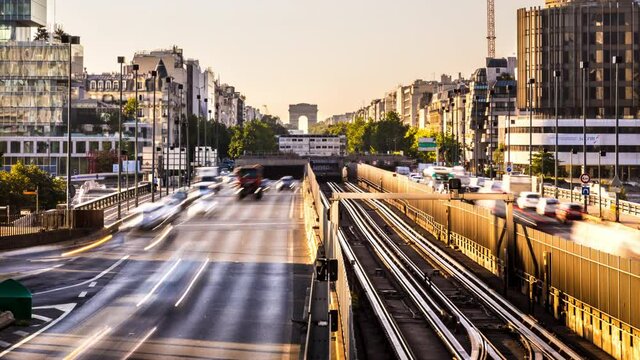 Traffic on avenue Avenue Charles de Gaulle with Arc de Triomphe de l&rsquo;&Eacute;toile in background
