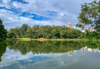 Fototapeta na wymiar Lake and the Aclimação Park in São Paulo, Brazil