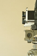 アンティーク 二眼レンズ フィルムカメラとフランス製 三脚をレイアウト（白背景・コピースペース）