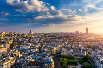 Obraz premium Panoramic view of Paris with the Pantheon at sunset, France. View of the Pantheon and the latin district at sunset, Paris, France.