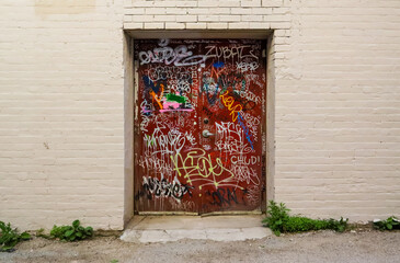 Fototapeta na wymiar old wooden door with graffiti 