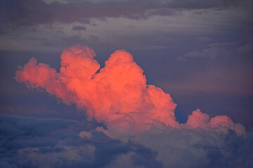 夕日に赤く染まる、もくもくと湧いた、夏の雲。The red clouds at the northern...