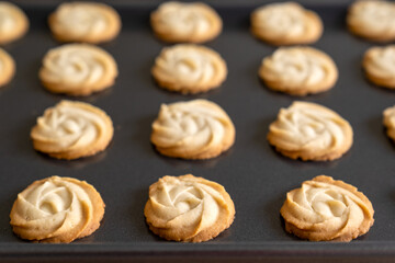 Obraz na płótnie Canvas Butter cookies arrange in row in baking pan