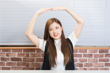OKのポーズをする若い女性