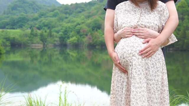 お母さんのお腹　妊婦　夫婦　若い女性