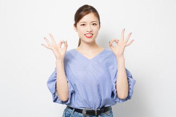 OKのポーズをする若い女性