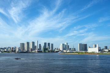 Obraz premium Tokyo waterfront skyline with copy space 東京湾と湾岸沿いのビル群 背景 コピースペース