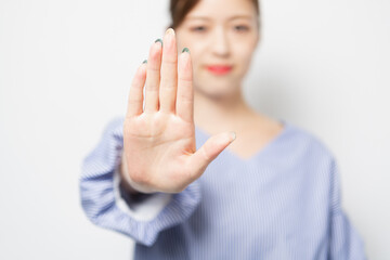 NGのジェスチャーをする若い女性