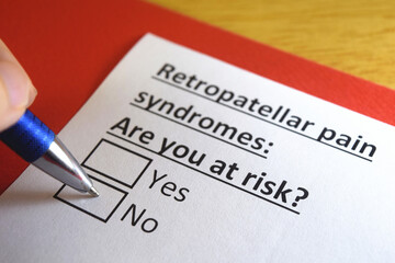 Obraz premium One person is answering question about retropatellar pain syndrome.