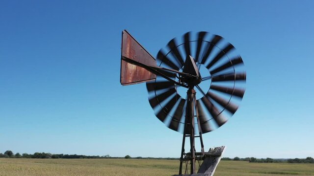 WS CU American-style windmill in cereal field / Plattsburg, Missouri, USA
