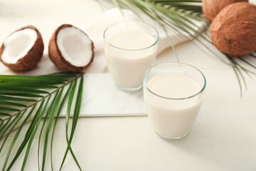 Obraz na płótnie Canvas Glasses of tasty coconut milk on white background
