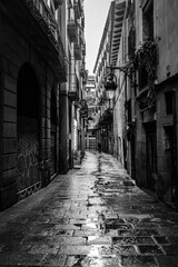 narrow street in Barcelona