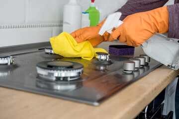 Cleaning in the kitchen gas stone with foam and sponge